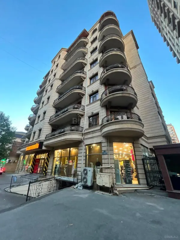 Satılır 5 otaqlı mənzil 210 m²