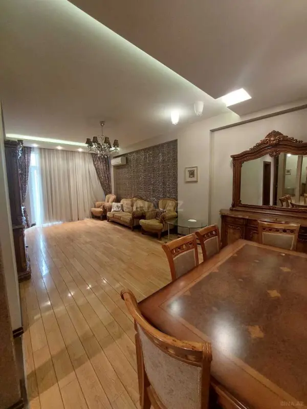 Satılır 3 otaqlı mənzil 145 m²