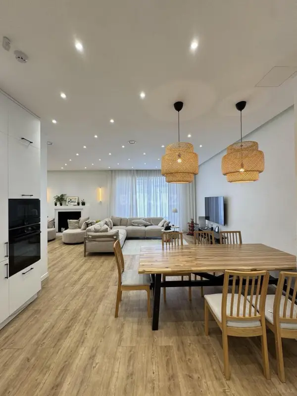 Satılır 8 otaqlı həyət evi 350 m²