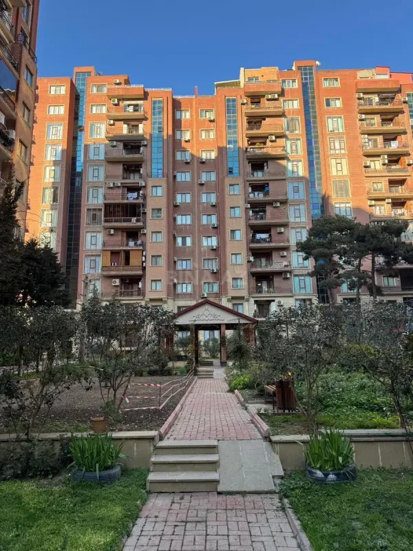 Satılır 4 otaqlı mənzil 190 m²