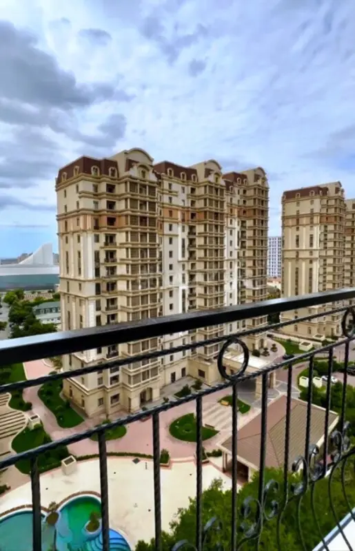 Satılır 3 otaqlı mənzil 190 m²