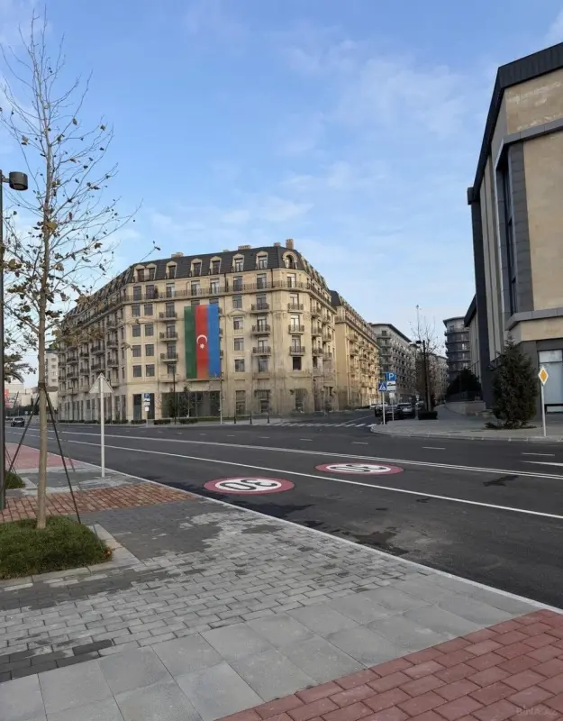 Satılır 4 otaqlı mənzil 195 m²
