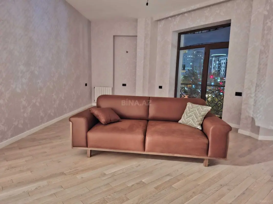 Kirayə verilir 3 otaqlı mənzil 130 m²