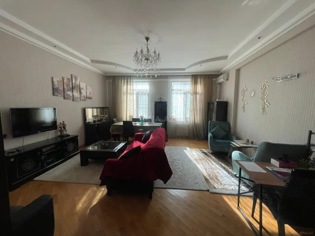 Satılır 3 otaqlı mənzil 141 m²