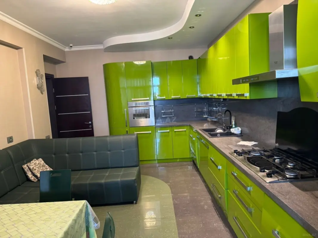 Kirayə verilir 4 otaqlı mənzil 185 m²
