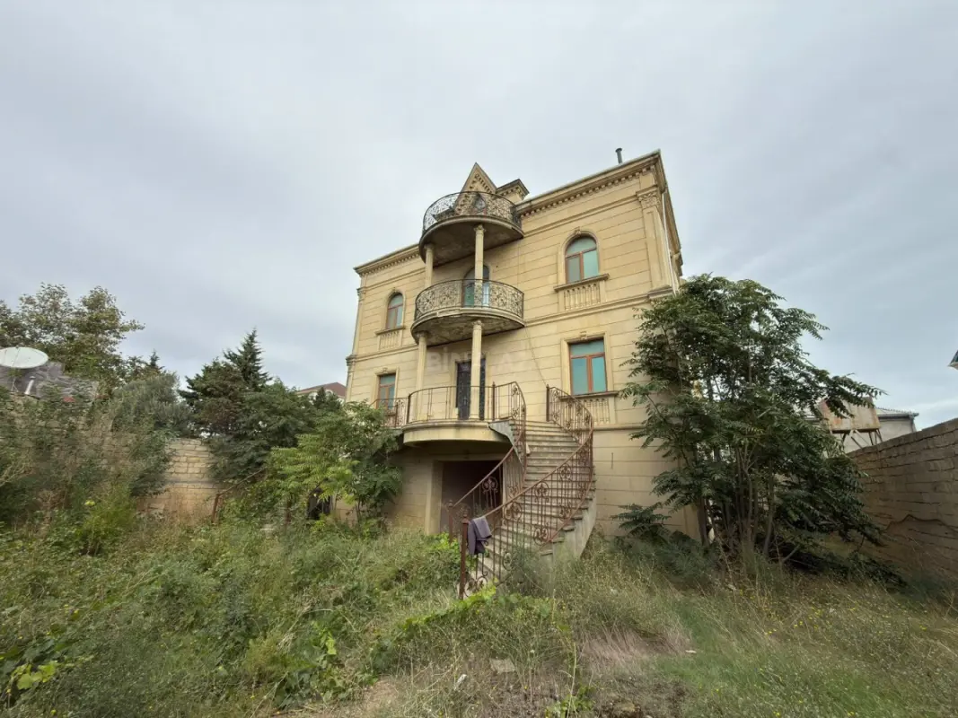 Satılır 9 otaqlı həyət evi 680 m²