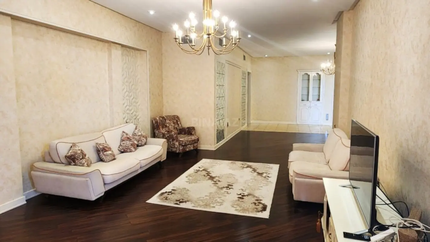 Satılır 4 otaqlı mənzil 186 m²
