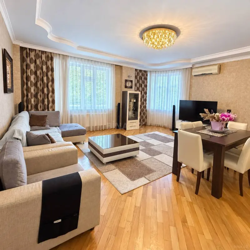 Satılır 4 otaqlı mənzil 203 m²