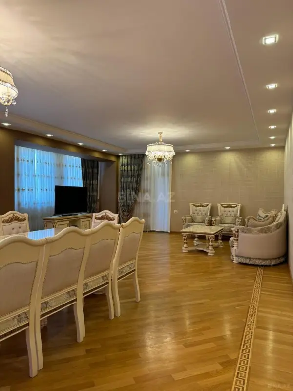 Satılır 5 otaqlı mənzil 300 m²