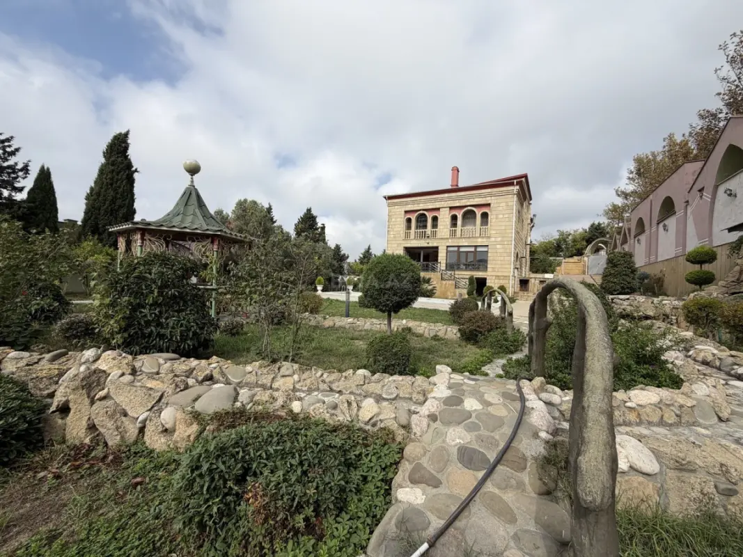 Satılır 8 otaqlı həyət evi 800 m²
