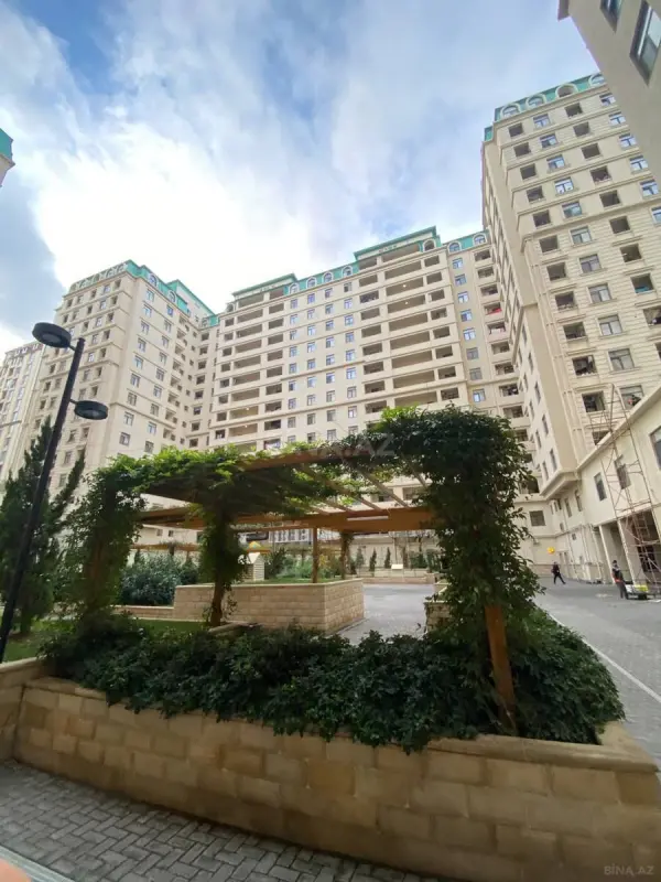 Satılır 3 otaqlı mənzil 142 m²