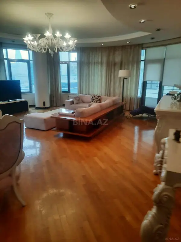 Kirayə verilir 4 otaqlı mənzil 214 m²