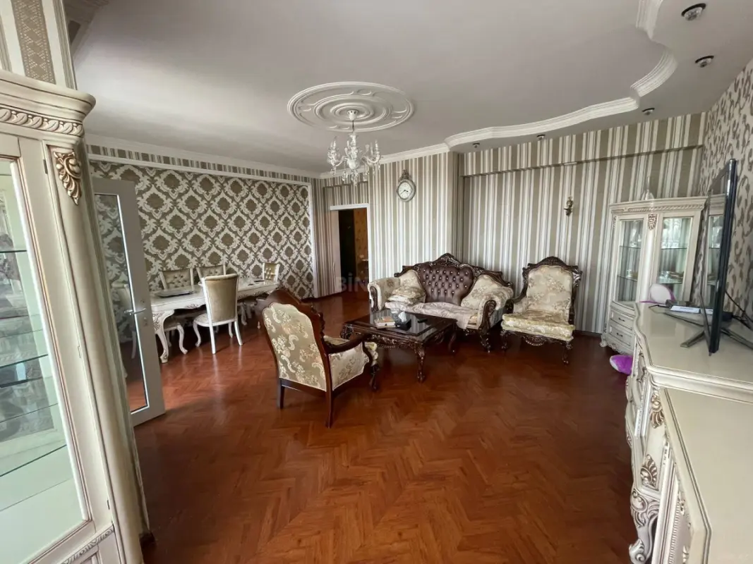 Satılır 3 otaqlı mənzil 137 m²
