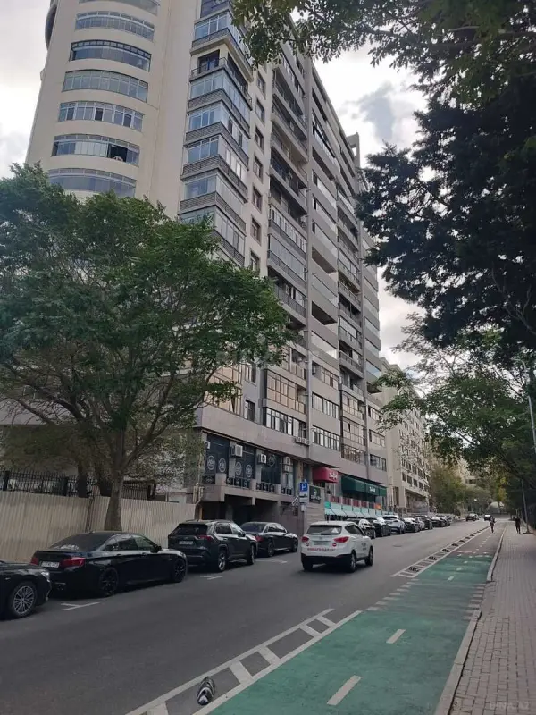 Kirayə verilir 6 otaqlı mənzil 270 m²