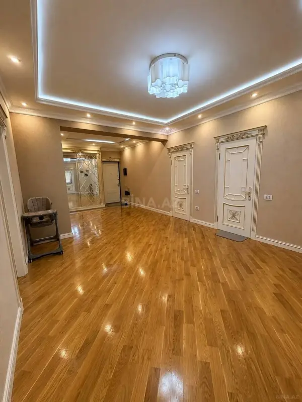 Satılır 3 otaqlı mənzil 133 m²