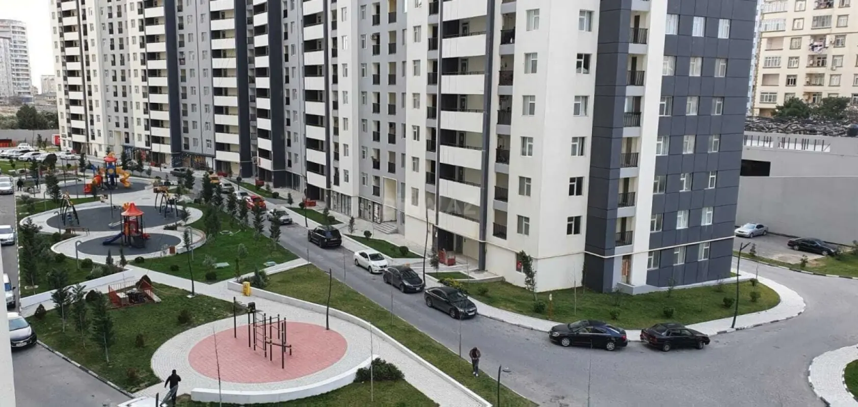 Satılır 4 otaqlı mənzil 135 m²