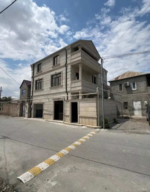 Satılır 8 otaqlı həyət evi 280 m²
