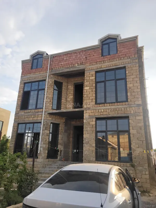 Satılır 5 otaqlı həyət evi 420 m²