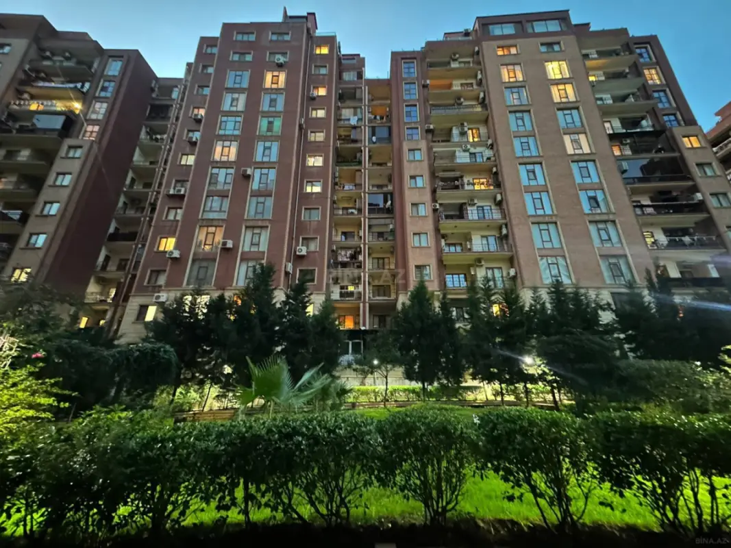 Satılır 4 otaqlı mənzil 181 m²