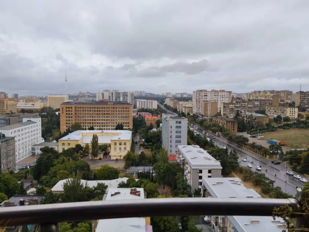 Satılır 5 otaqlı mənzil 180 m²
