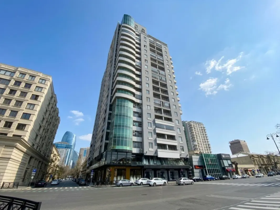 Satılır 4 otaqlı mənzil 210 m²