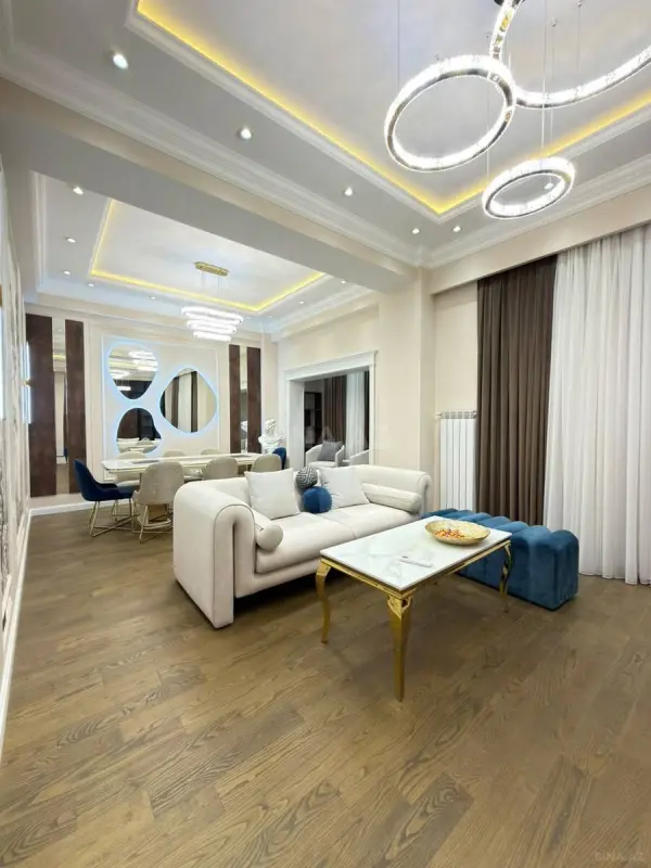 Satılır 4 otaqlı mənzil 210 m²