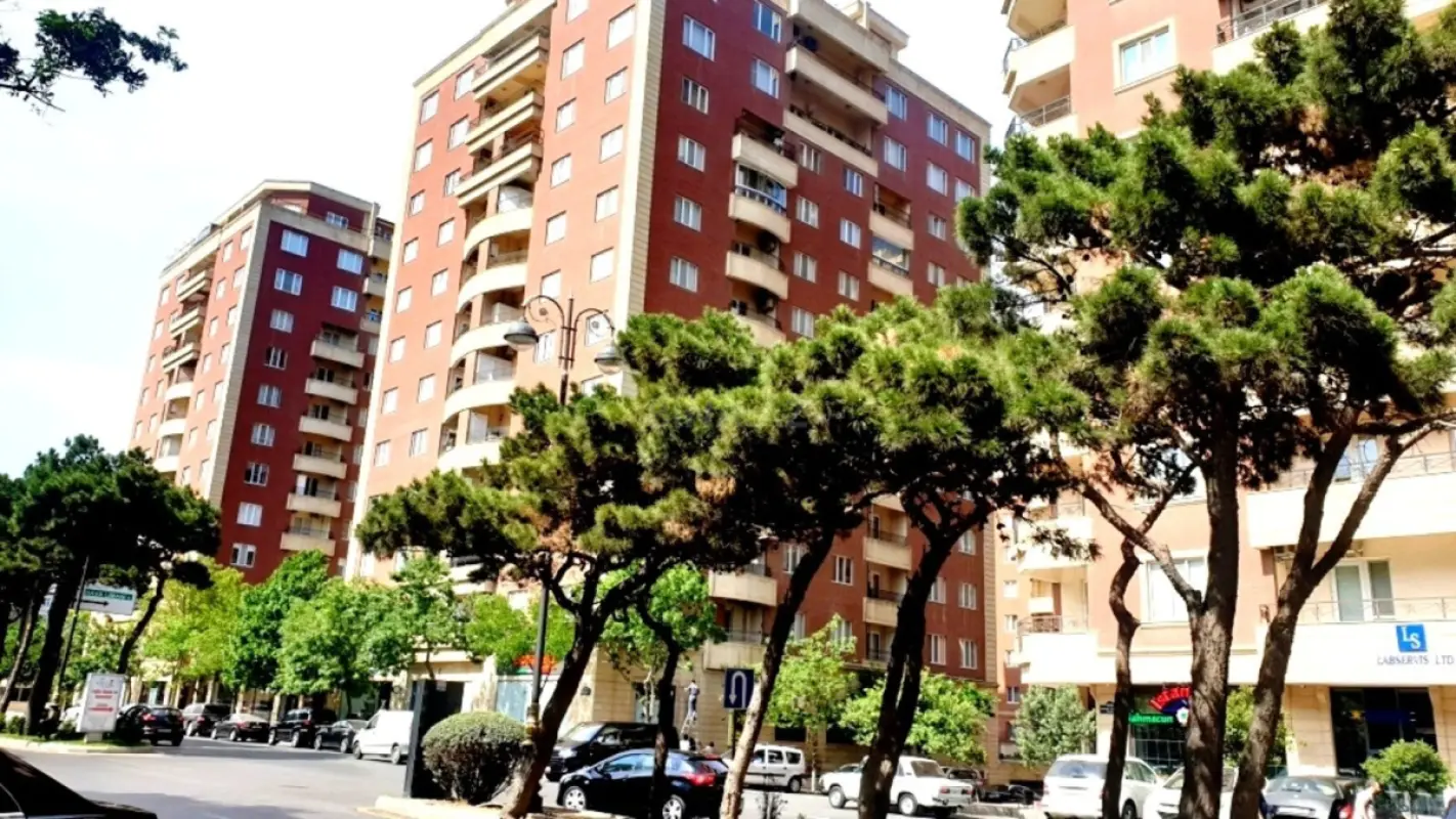 Satılır 4 otaqlı mənzil 190 m²
