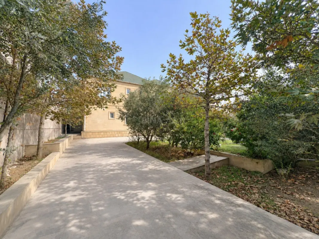 Satılır 8 otaqlı həyət evi 280 m²