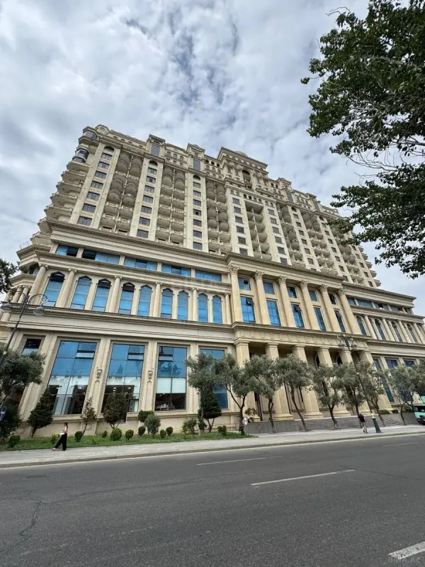 Satılır 4 otaqlı mənzil 207 m²
