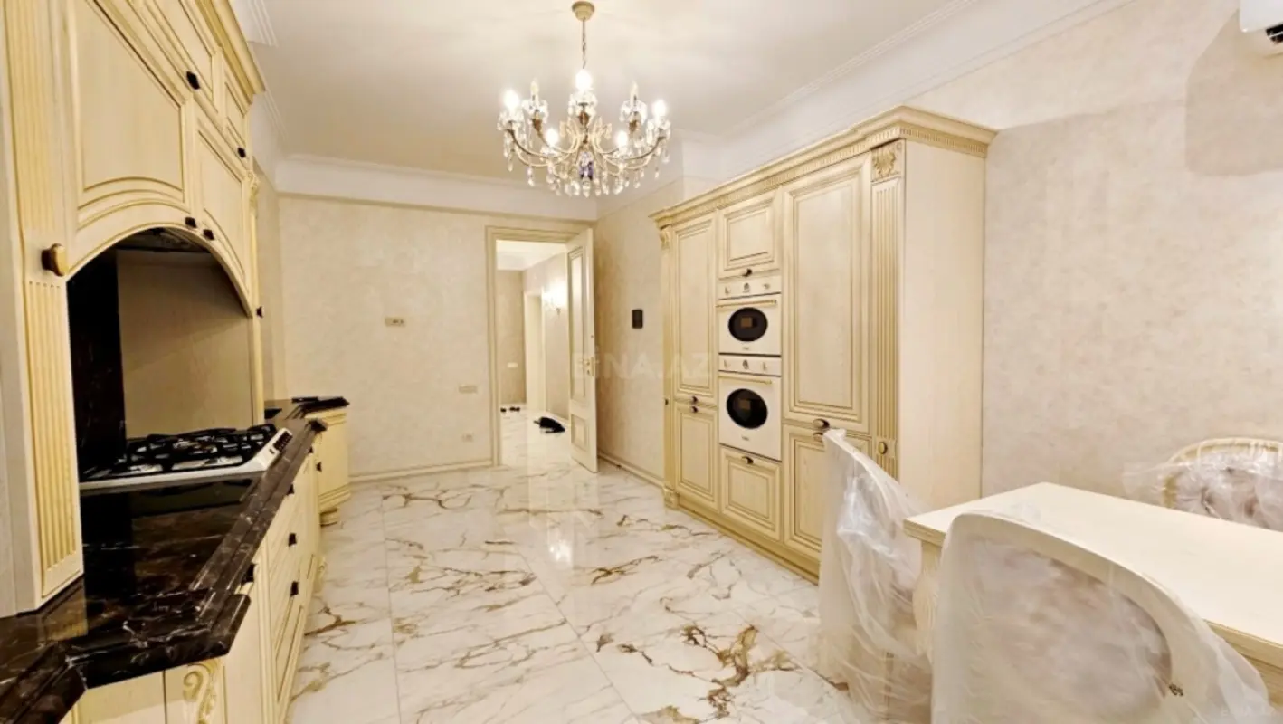 Satılır 4 otaqlı mənzil 236 m²