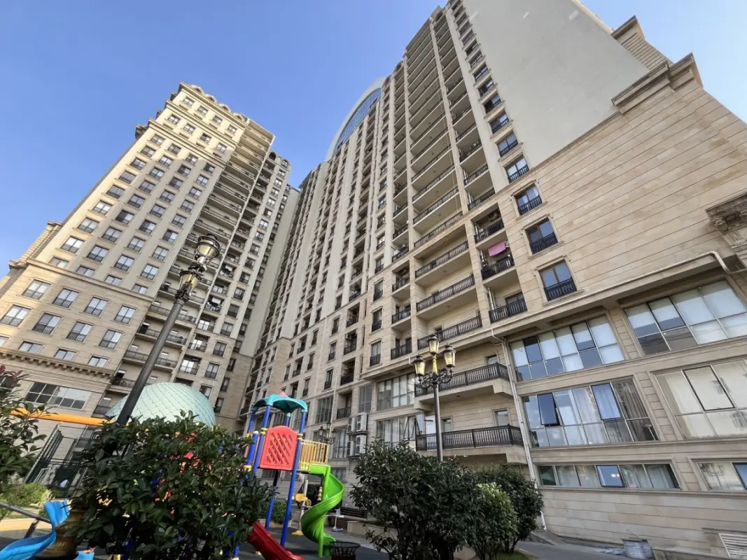 Satılır 4 otaqlı mənzil 216 m²