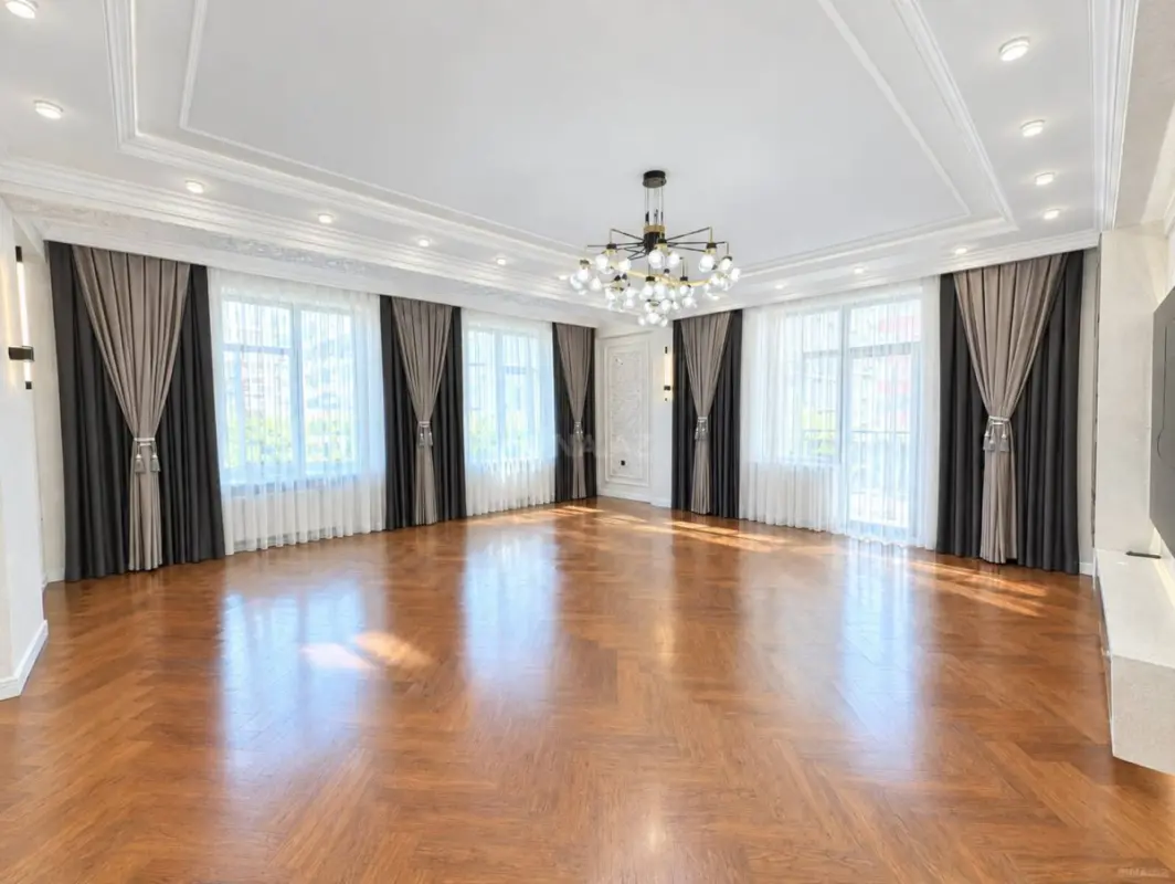 Satılır 3 otaqlı mənzil 142 m²