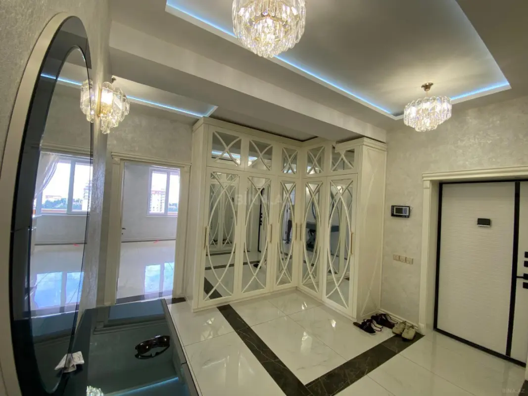Satılır 4 otaqlı mənzil 181 m²