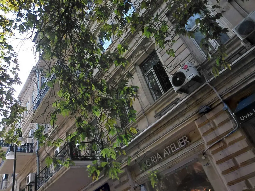 Satılır 5 otaqlı mənzil 140 m²