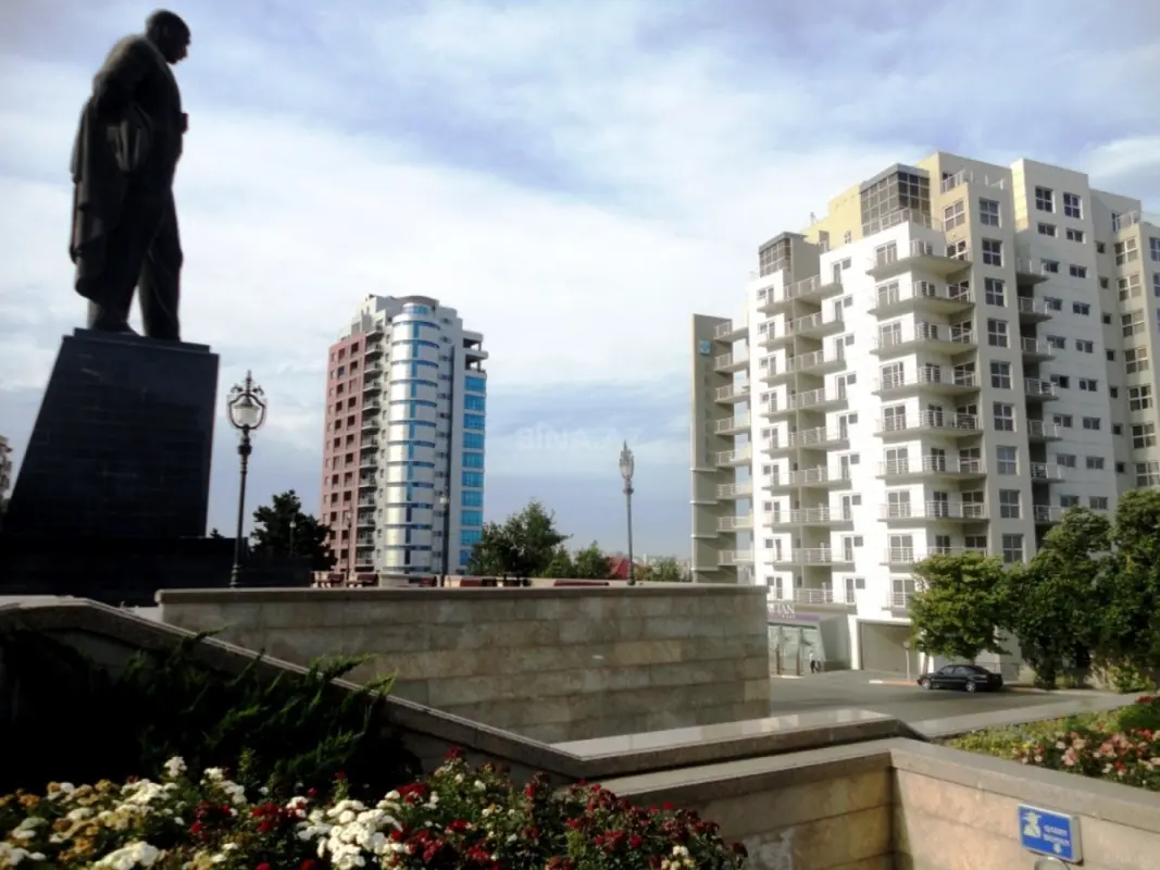 Satılır 4 otaqlı mənzil 245 m²