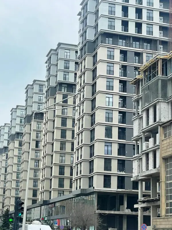 Satılır 4 otaqlı mənzil 127 m²