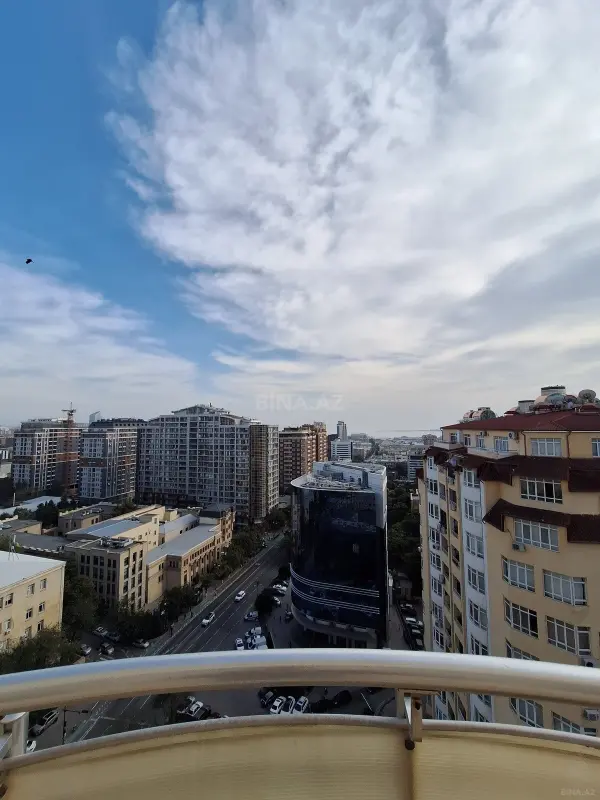 Satılır 5 otaqlı mənzil 400 m²