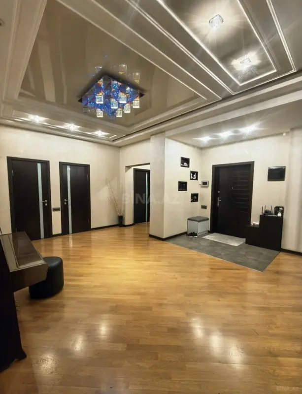Satılır 3 otaqlı mənzil 145 m²
