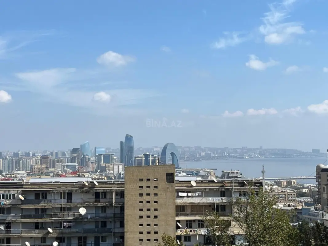 Satılır 4 otaqlı mənzil 162 m²