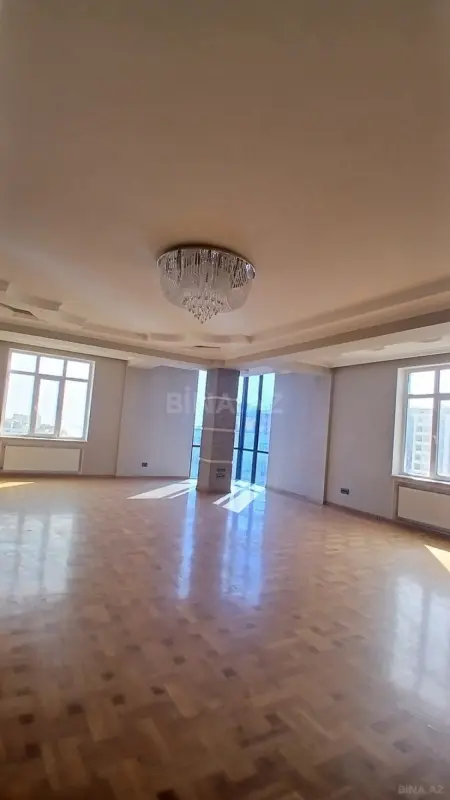 Satılır 4 otaqlı mənzil 217 m²