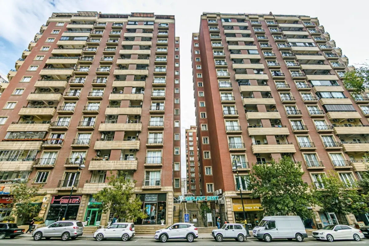 Satılır 3 otaqlı mənzil 130 m²
