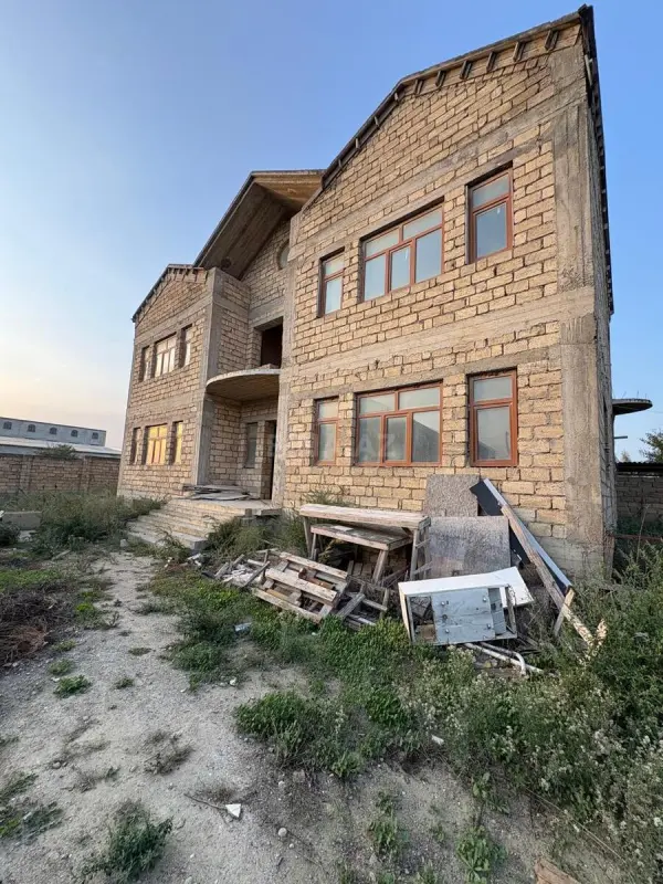 Satılır 5 otaqlı həyət evi 500 m²