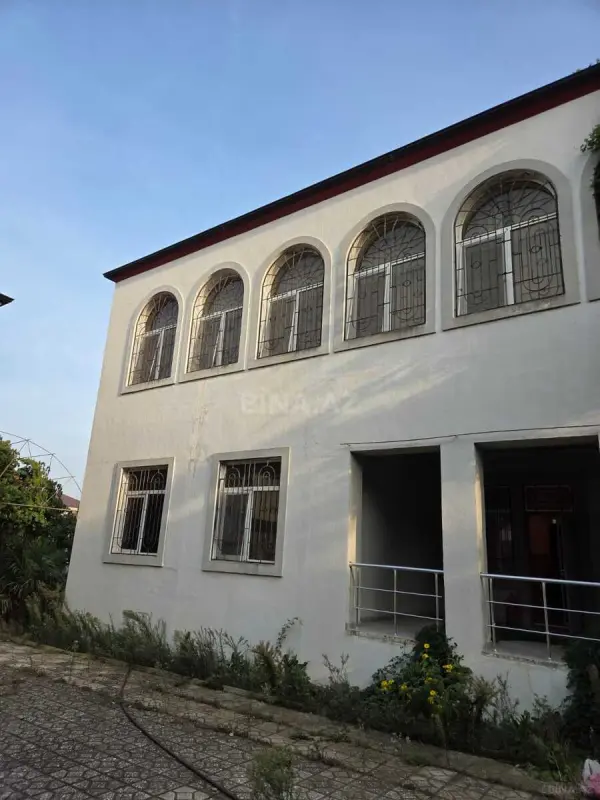 Satılır 8 otaqlı həyət evi 300 m²