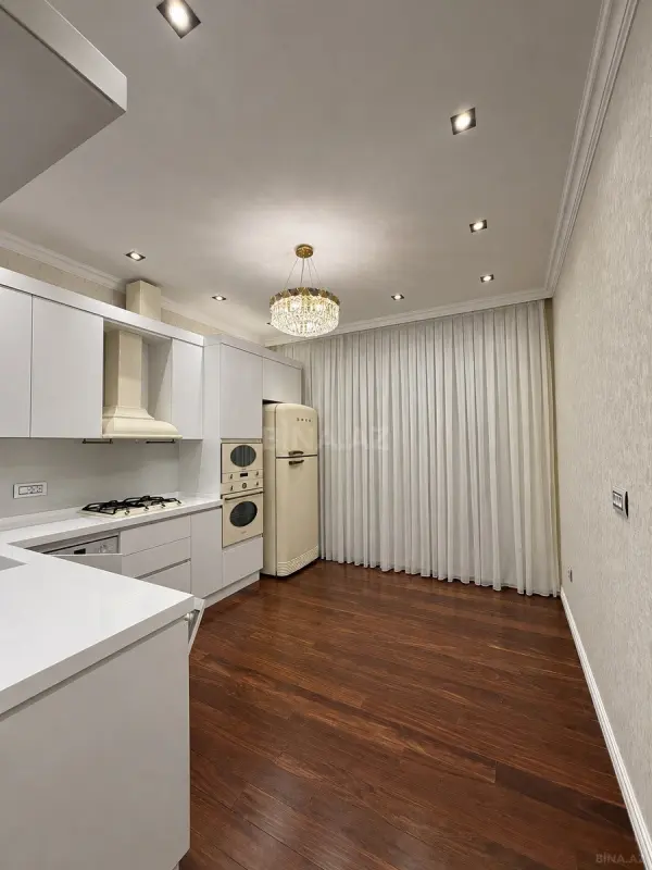 Satılır 4 otaqlı mənzil 180 m²