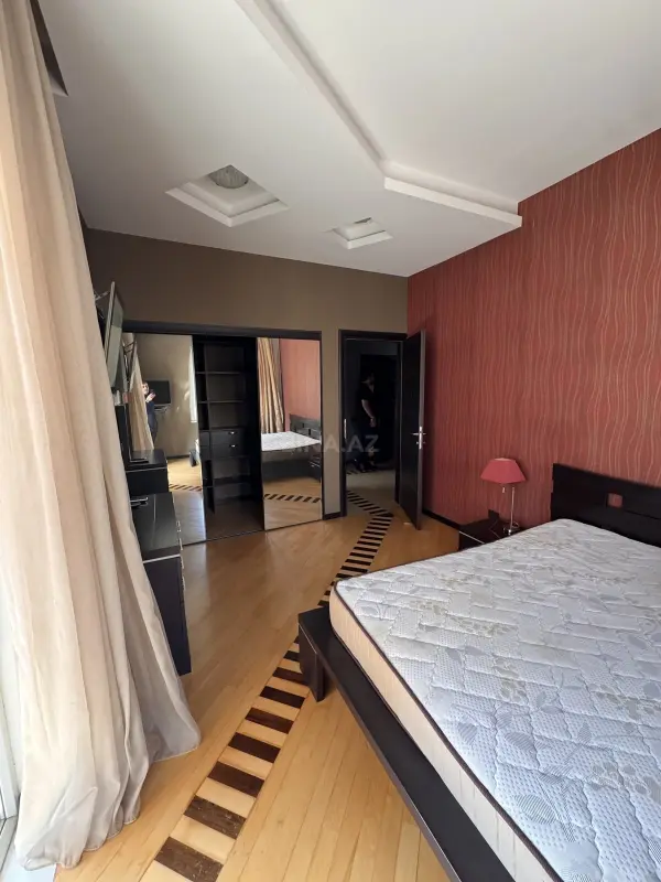 Satılır 3 otaqlı mənzil 141 m²
