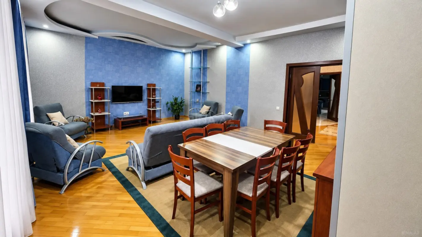 Kirayə verilir 5 otaqlı mənzil 220 m²