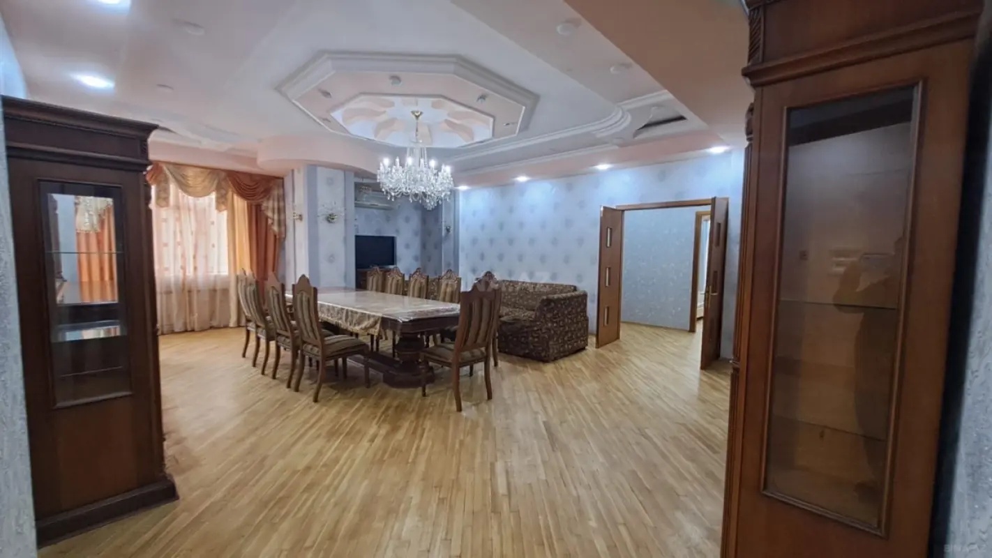 Kirayə verilir 4 otaqlı mənzil 200 m²
