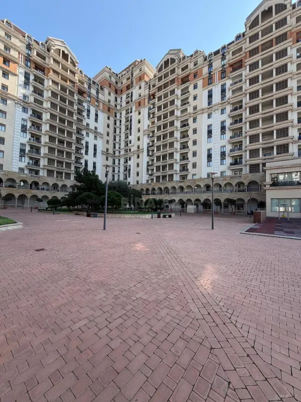 Satılır 4 otaqlı mənzil 200 m²
