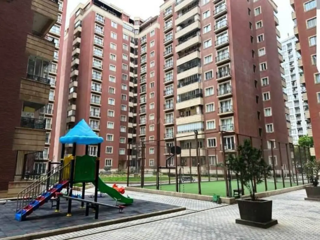Satılır 4 otaqlı mənzil 200 m²