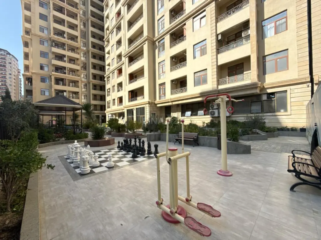 Satılır 4 otaqlı mənzil 205 m²